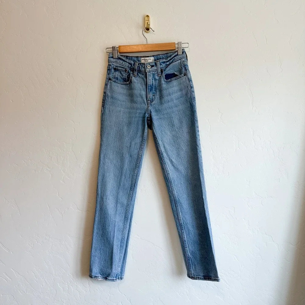 Abercrombie | The Straight Leg Mid Rise Stretch Denim Cotton Jean in Medium Wash